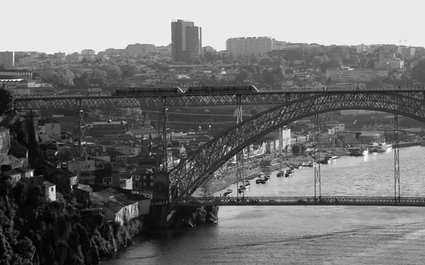 2018 yılının baharında Duero nehrin Porto şehrinde bir köprü. 