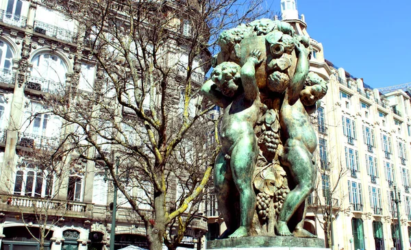 Antik Yunan tarzı bir Porto şehir merkezinde 2018 yılının ilkbaharında heykel. 