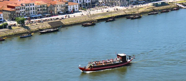 Bir tekne turist 2018 yılının baharında Porto şehrinde Duero Nehri'ndeki. 