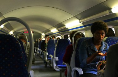 2018 baharında Lizbon yolda diğer yolcular ile bir trende bir kadın. 