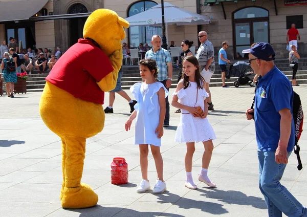 2018 yılının baharında Varşova sokaklarında bir ayının resimdeki sokak sanatçı. 