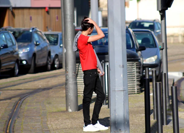 Porto 2018 yılının baharında sokaklarında yakışıklı bir adam. 