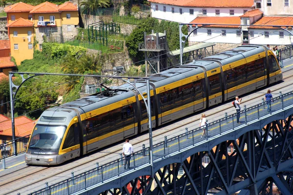 Metro tren Köprüsü'nde Porto şehrinde 2018 baharında. 