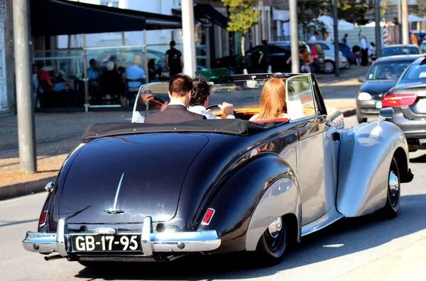 Porto 2018 yılının baharında sokaklarında yolcuyla Retro araba. 