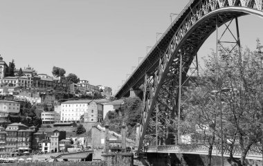 Duero Nehri Porto şehrinde 2018 yılının ilkbaharında köprü. 