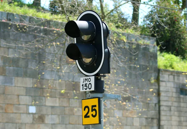 Porto 2018 yılının baharında şehirde metro trenleri için trafik ışığı. 