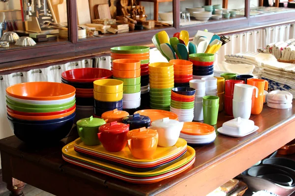 Lizbon şehir 2018 yılının baharında bir dükkanda bir masada modern yemekler. 