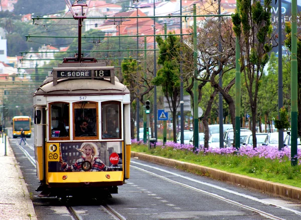 Lizbon 2018 yılının baharında, sokaklarında eski tramvay.  