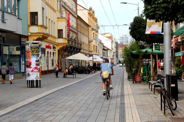 Küçük kasaba Pardubice, Çek Cumhuriyeti 2018 yılının yazında merkezi sokak. 