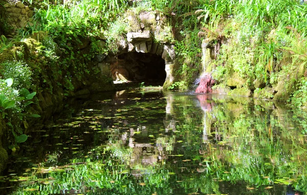 2018 yılının baharında Portekiz'deki Sintra doğal bir parkta eski mağara. 
