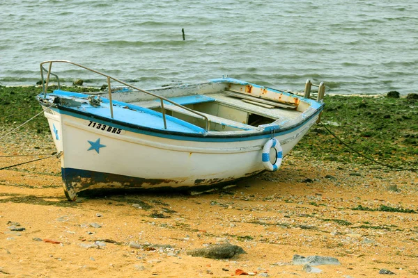 Lizbon 2018 yılının baharında eteklerinde'okyanus kıyısında eski bir tekne. 