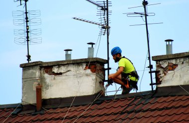 Krakow şehrinde bina 2018 yılının yazında onarım için hazırlanması sırasında Oluşturucu.