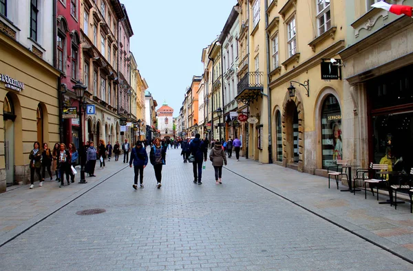 Mayıs 2019'da Krakow şehrinde Florian's Gate ve bir sokak. 