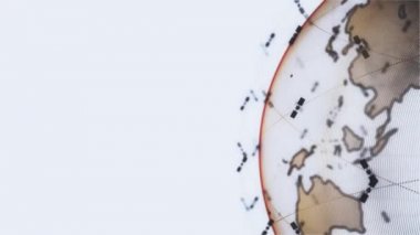 4K 'da siyah arkaplan üzerine konsept canlandırma konsepti için küresel telekomünikasyon uyduları sistemi tarafından kablosuz internet veri kablosuz bağlantısıName