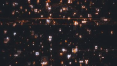 Sosyal ağ konseptinde, insanların karanlık siber uzayda, yeryüzü modelinin arka planındaki koyu turuncu çizgilerle birbirine bağlı yüzlerin büyük veri akışı olarak tasvir ettikleri hareketli video görüntüleri. Soyut