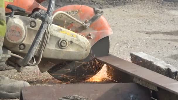 Close Footage Workman Using Angle Grinder — Stock Video