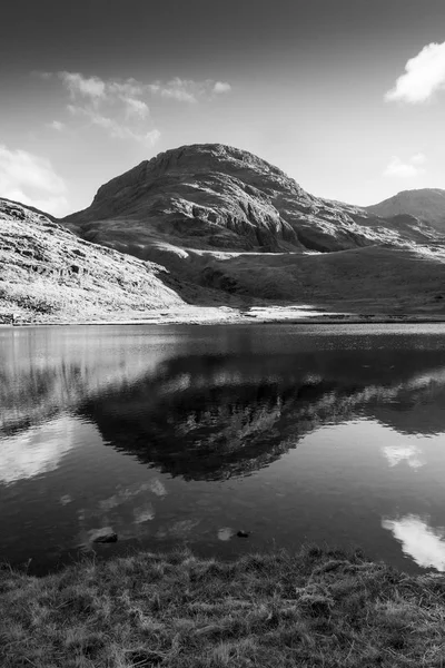 Styhead Tarn Reflection Noir et Blanc — Photo