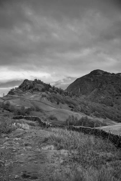 Castle Crag y Raven Crag Blanco y Negro . —  Fotos de Stock