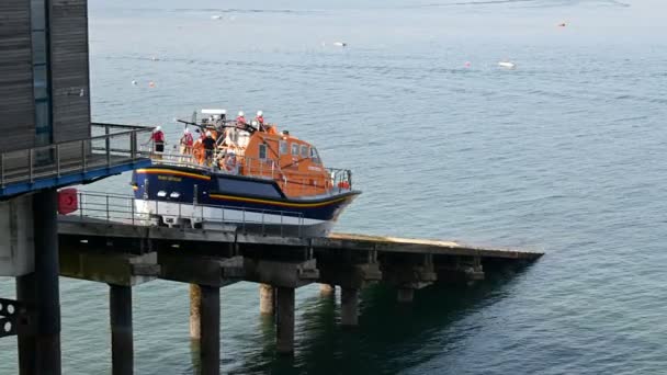 英国北威尔士滕比 2019年4月25日08 滕比救生艇发射 执行救援任务 恩利救生艇船员是志愿者 — 图库视频影像
