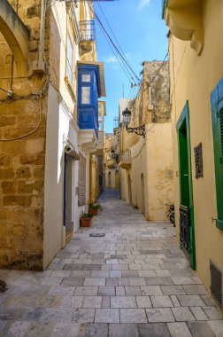 Adanın eski Malta şehrinde eski bir cadde.