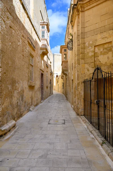 マルタ島のミンダの古代マルタの都市の交通のない通り — ストック写真