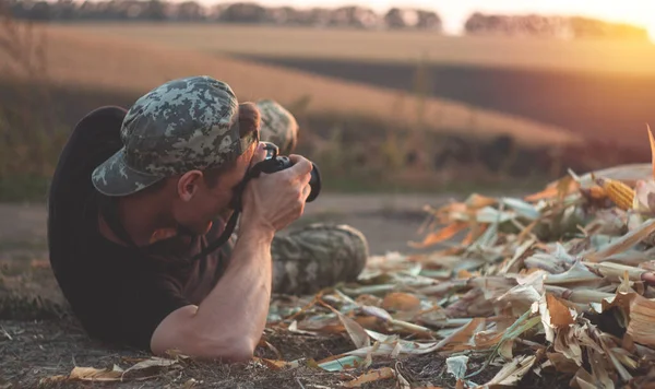 Fotógrafo Gorra Camuflaje Acostado Toma Fotos Atardecer — Foto de Stock