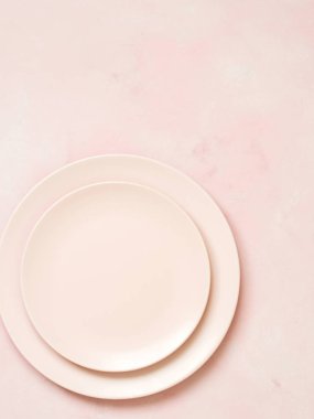 Pastel pembe bir arka plan üzerinde boş Seramik plakaların üstten görünüm