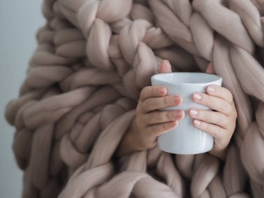 Sıcak yumuşak yün battaniye holding fincan kahve kadında görünümü Kapat