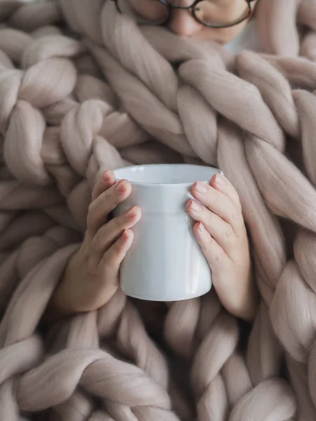 Vista Próxima Mulher Manta Macia Quente Segurando Xícara Café — Fotografia de Stock