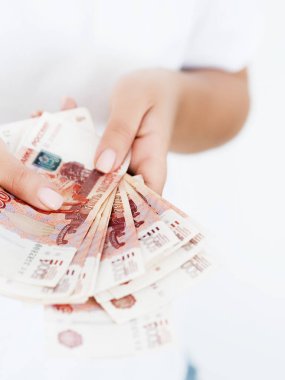Ruble yığını tutan kadın görünümü Kapat 