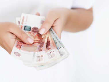 Ruble yığını tutan kadın görünümü Kapat 