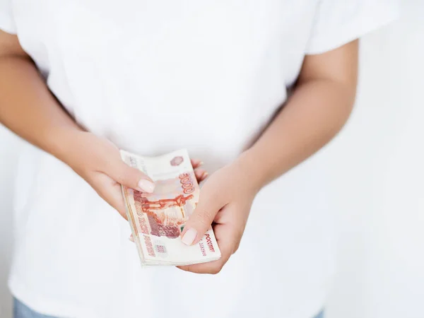 Ruble yığını tutan kadın görünümü Kapat 