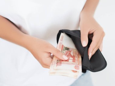 M-cüzdana ruble yığını tutan kadın görünümü Kapat 