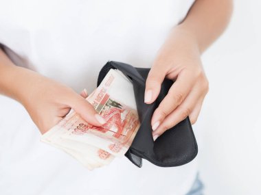 M-cüzdana ruble yığını tutan kadın görünümü Kapat 