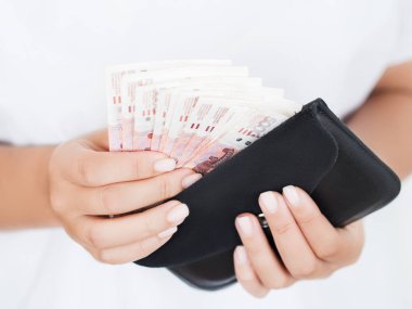 M-cüzdana ruble yığını tutan kadın görünümü Kapat 