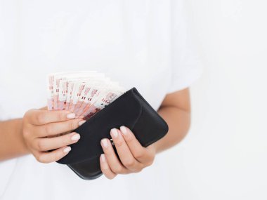 M-cüzdana ruble yığını tutan kadın görünümü Kapat 