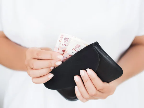 M-cüzdana ruble yığını tutan kadın görünümü Kapat 