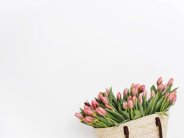 Солом Яний Мішок Купою Свіжих Рожевих Тюльпанів Білому Тлі — стокове фото