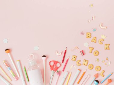 Çerezler üzerinde pastel pembe renkli arka plan ile yazı okula geri yapılmış