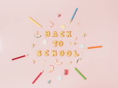 Çerezler üzerinde pastel pembe renkli arka plan ile yazı okula geri yapılmış