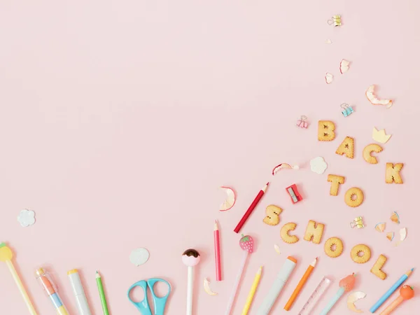 Fundo Colorido Com Letras Back School Feito Cookies Fundo Pastel — Fotografia de Stock