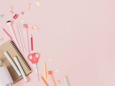 Renkli ileti örneği ve şekerler pastel pembe arka plan, okul kavramı üzerinde
