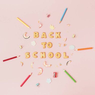 Çerezler üzerinde pastel pembe renkli arka plan ile yazı okula geri yapılmış