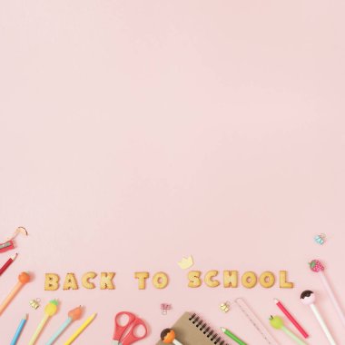 Çerezler üzerinde pastel pembe renkli arka plan ile yazı okula geri yapılmış