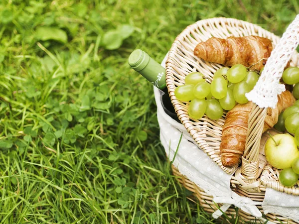 Cesta Mimbre Vintage Con Uva Verde Manzanas Botella Vino Croissants — Foto de Stock