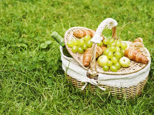 Cesta Mimbre Vintage Con Uva Verde Manzanas Botella Vino Croissants — Foto de Stock