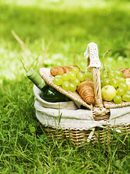 Cesta Mimbre Vintage Con Uva Verde Manzanas Botella Vino Croissants — Foto de Stock