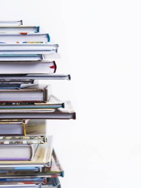 yığın çocuk kitapları izole üzerinde beyaz arka plan, yakın çekim   