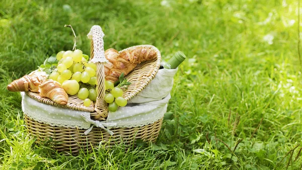 Vintage Fonott Kosár Piknik Zöld Szőlő Üveg Borral Croissant Zöld — Stock Fotó