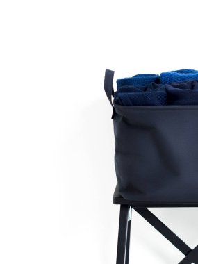 Tekstil sepet ayakta beyaz arka plan üzerinde ahşap dışkı üzerinde sıcak yün kazak